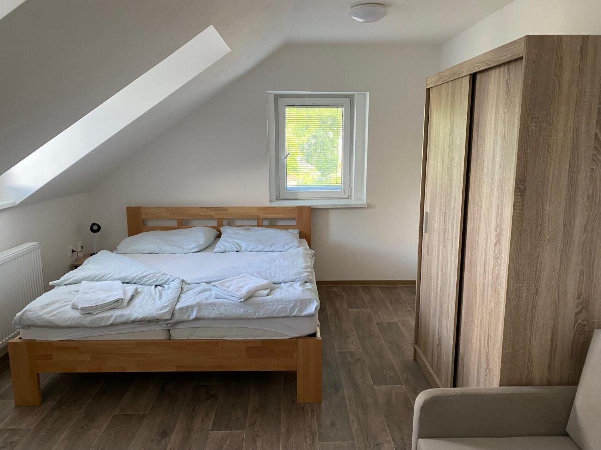 Hostinec U Pejska A Kocicky Marianske Lazne Exterior photo